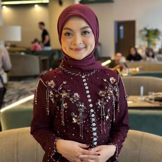 Vorgez- Burgundy Hijab Pollycotton Hijab Square ( Hijab Warna Burgundy )