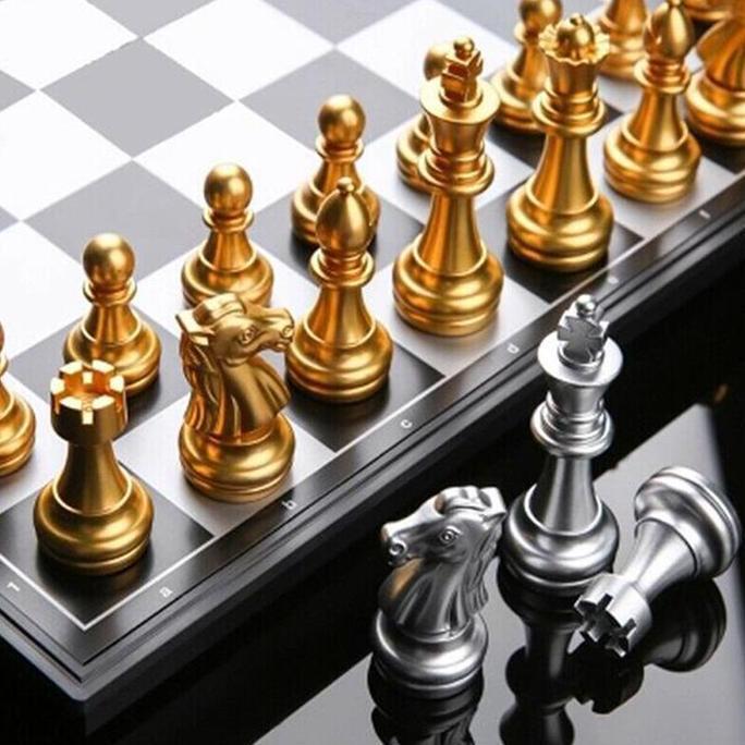 RPG Catur Magnet Chess Board Game dengan 32 Potongan Catur Emas & Perak