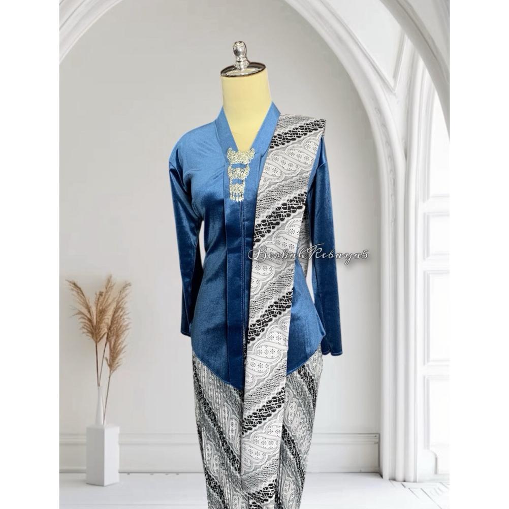 Diskon Setelan  Kebaya Warna Denim / Kebaya + Selendang + Jarik Wiru Plisket Motif Sogan Putih