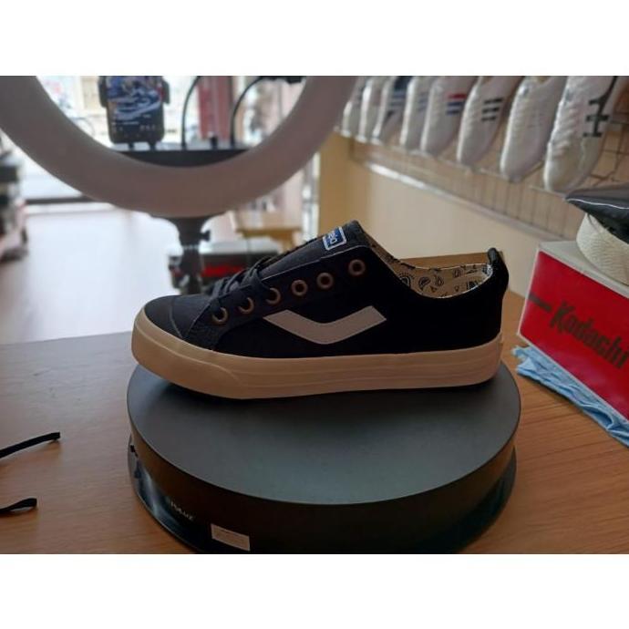 Sepatu Ventela Reborn Low Black Reflective / Ventela Reborn Black LC Casual Shoes