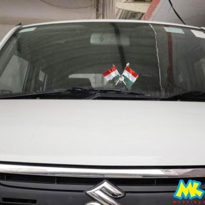 Bendera Indonesia tempel di Kaca Mobil