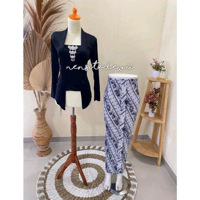 NEW (BRIDESMAID, DHT01) KEBAYA KUTUBARU + ROK PLISKET / MOTIF LERENG PUTIH ORI