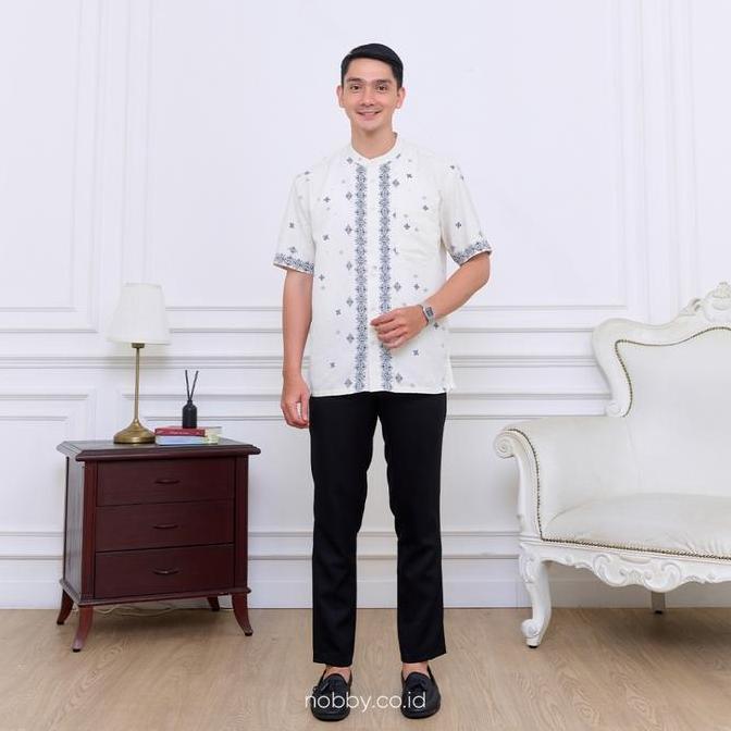 Nobby Elmara RSM Kemeja Koko Pria Kerah Sanghai Dengan Monogram Nobby Bahan Polly Dobby