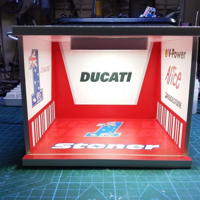 (Mainan Kertas) DIORAMA GARASI/PADDOCK Diecast 1/18 Ducati Casey Stoner 1