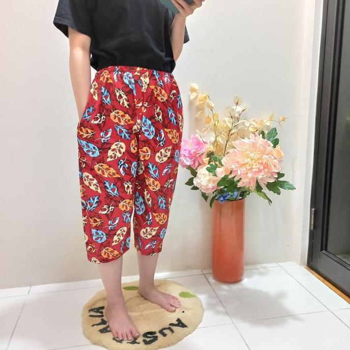 Celana Pendek Selutut Motif Daun Janda Bolong Wanita