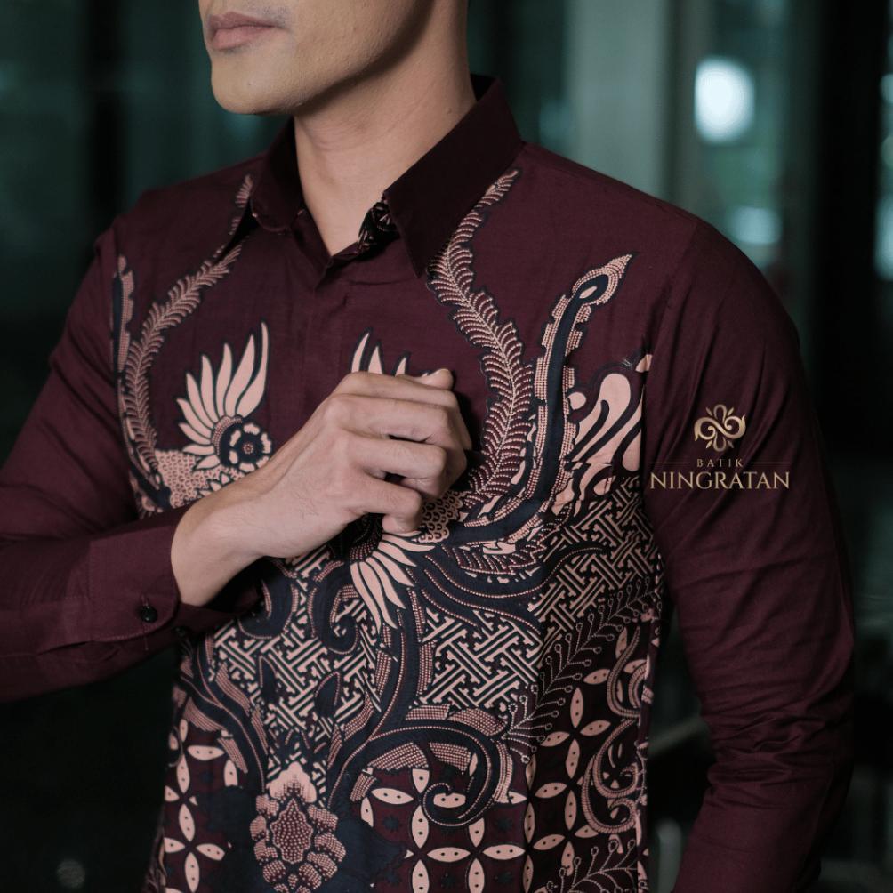 TERLARIS BATIK NINGRATAN MOTIF PRABUWIRA BURGUNDY MAROON KEMEJA BATIK PRIA LENGAN PANJANG KATUN SLIM