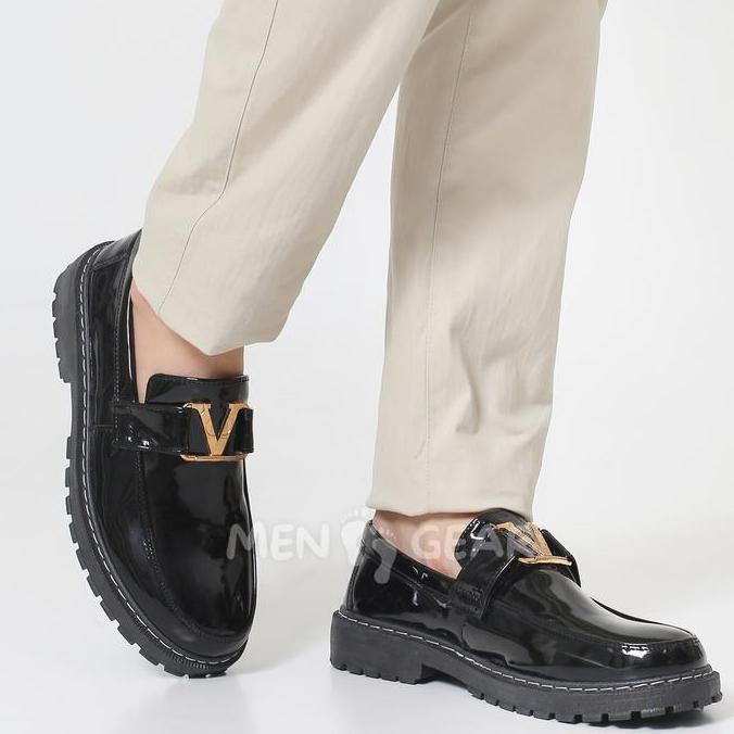 Casual- Menfootgear Vincenzo Sepatu Pria Sepatu Loafers Kerja Formal Cowok Docmart Hitam Fantofel Cr