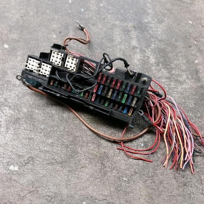 FUSE BOX SIKRING / RELAY MESIN MOBIL MERCY A-CLASS A140 W168 ORIGINAL COPOTAN LAIK PAKAI