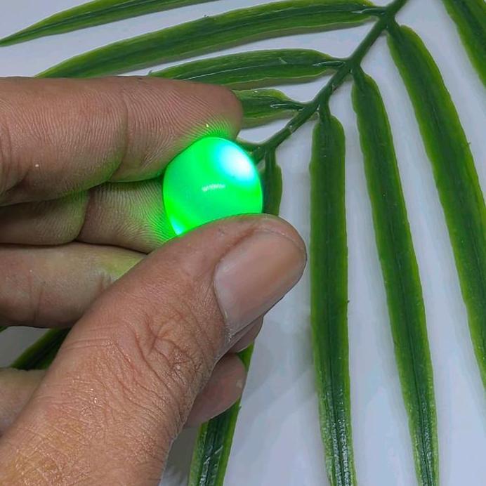 Alat sulap batu bulat menyala di dalam air