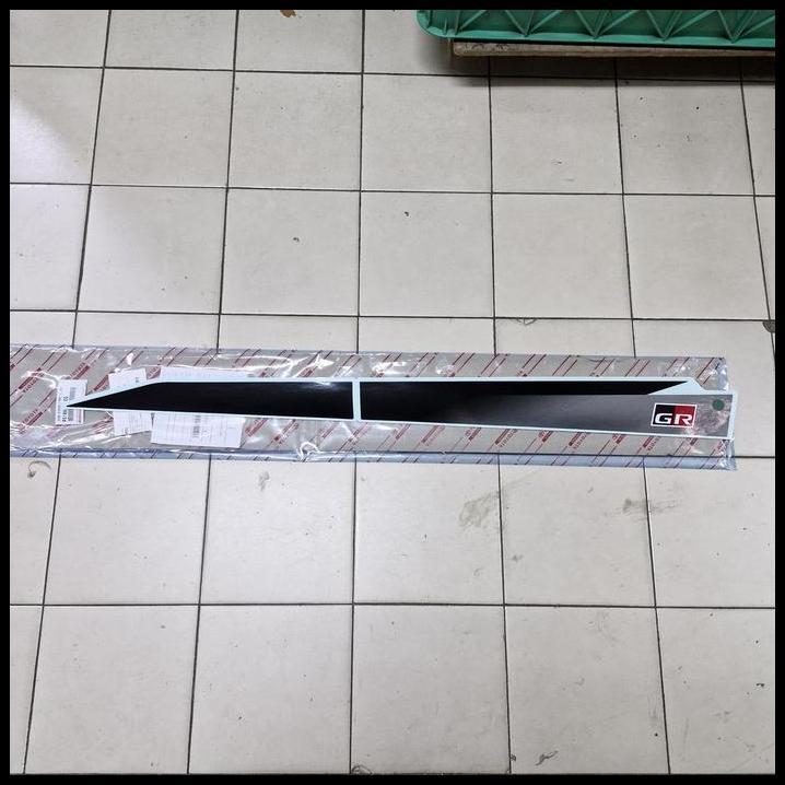 TERBARU STIKER GR STICKER BODY PINTU KIRI HITAM ASLI TOYOTA RAIZE GR SPORT GENUINE ACCESSORIES 