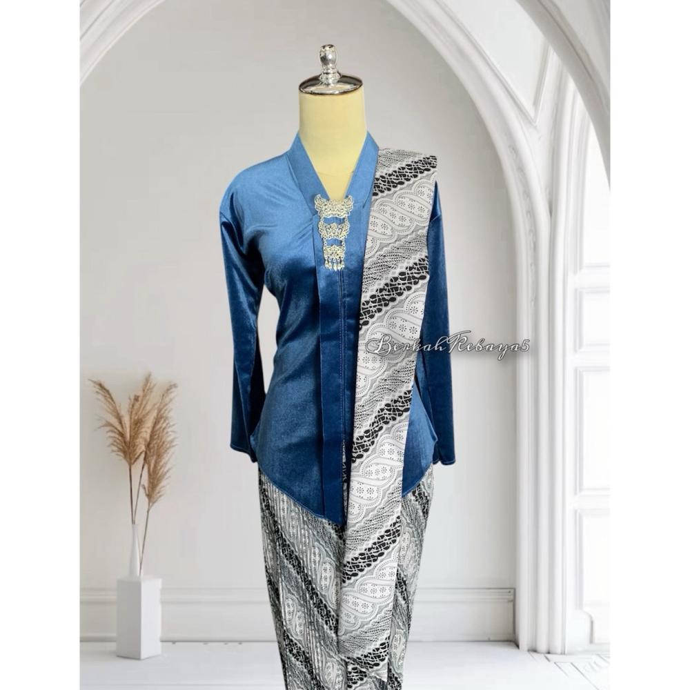 Free Ongkir Setelan  Kebaya Warna Denim / Kebaya + Selendang + Jarik Wiru Plisket Motif Sogan Putih