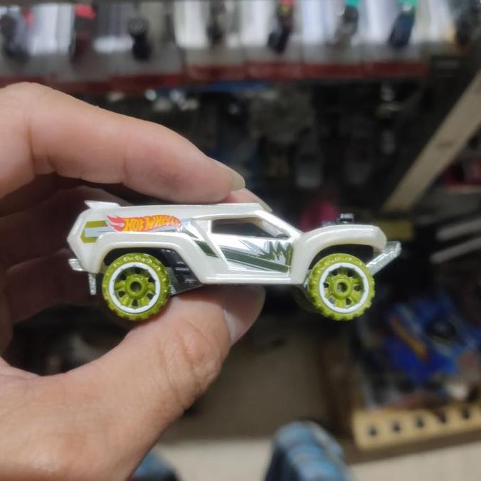 hot wheels land crusher putih loose