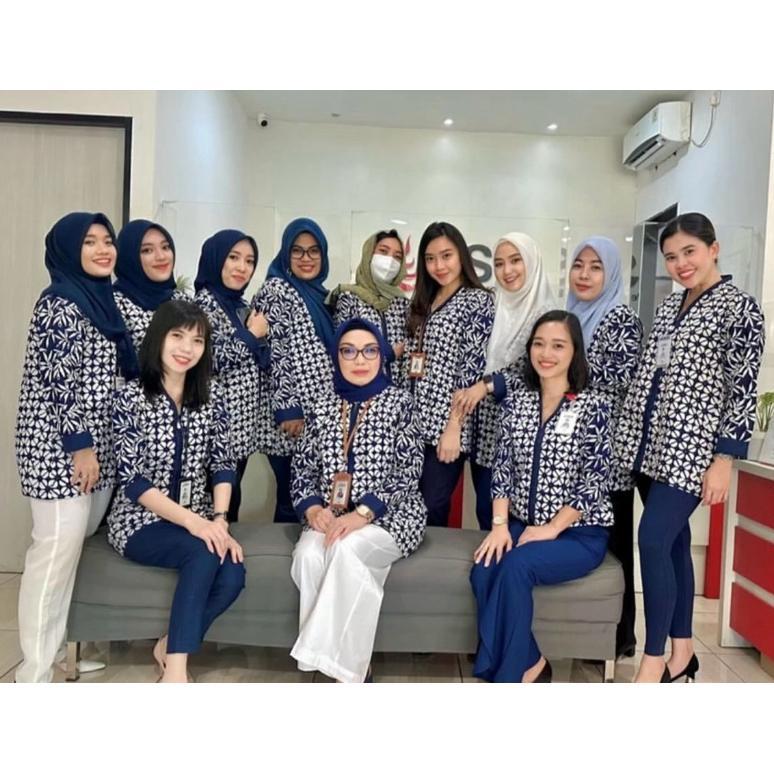 FAVORIT ATASAN BLOUSE BATIK WANITA - DAYARDHI - MOTIF KEMBANG KOPI NAVY