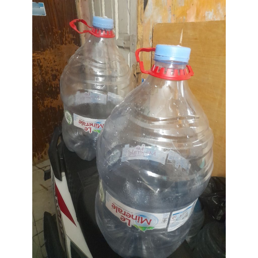 Galon kosong Le minerale bekas 15 liter ada tutup dan dasinya jg