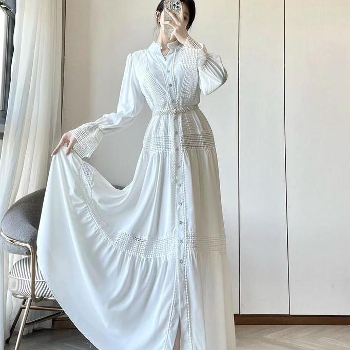 Gaun pesta satin hitam putih yang mewah
