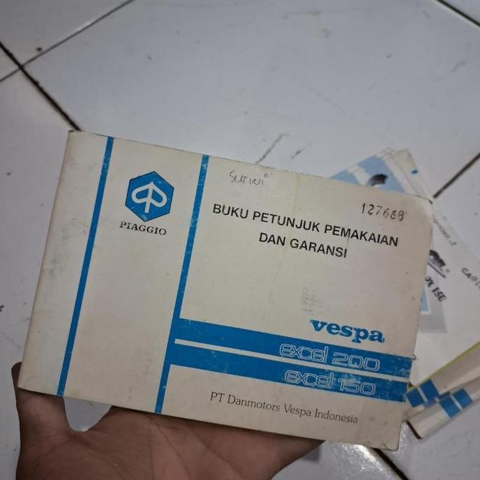 BUKU PETUNJUK DAN PEMAKAIAN VESPA EXCEL 150 ORIGINAL BEKAS BAGUS WARNA MOTOR SILVER CAKRA