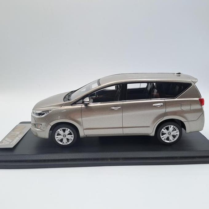 cv.danendra / diecast toyota INNOVA Reborn 2016 scala 1:32 Diskon