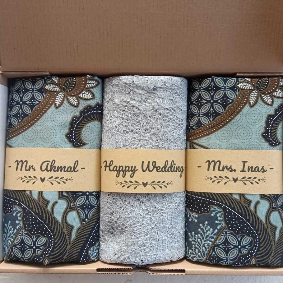 Hampers Kain Batik Sarimbit Dan Brokat Label Nama Untuk Wedding Atau Kenang-Kenangan