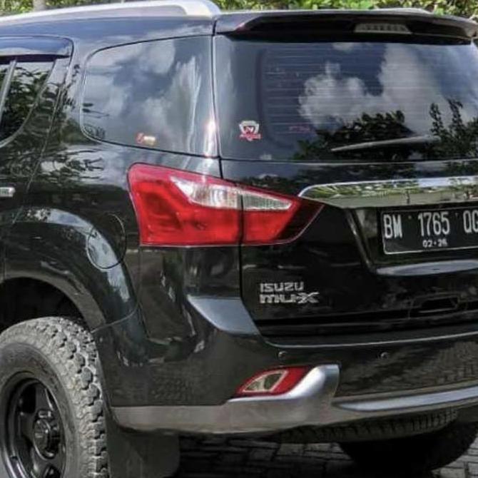 Emblem tulisan Isuzu dan Mux untuk bagasi Isuzu Mux