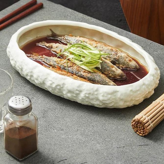 QUIR 9/11 IN Oval Plate Keramik Putih Ujung Rok Tekstur Batuan / Piring Saji Keramik Putih Scandinav