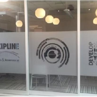 kaca film sandblast / kaca sandblast /sandblast logo custom