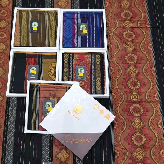 Sarung gajah duduk signature