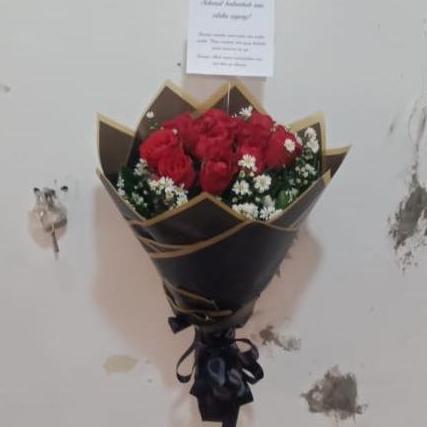 Fiore- Buket Bunga Mawar Asli Bucket Wisuda Hadiah Ulang Tahun Mawar MerahKertasHitam