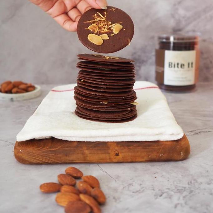Bite It Almond Cheese Crispy MINI 70 gr Cookies Tipis & Crispy dengan Topping Almond Slice dan Keju 
