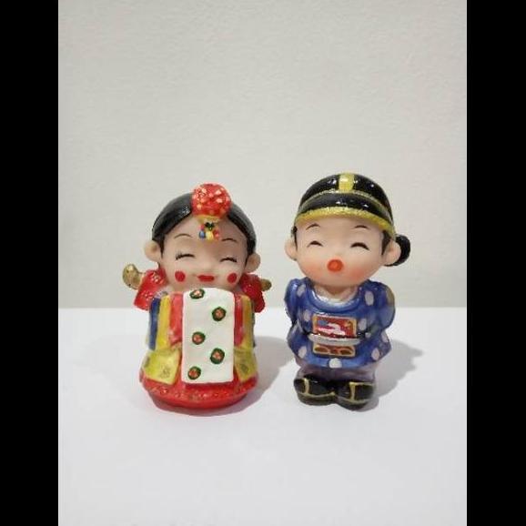 Patung Pajangan Souvenir Boneka Korea Baju Merah