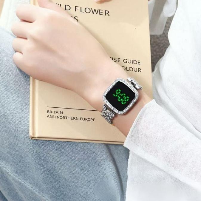 Jam Tangan LED-Digital Wanita Elegan Layar Tampilan Besar Rantai Gelang Penuh Berlian Desain Beragam
