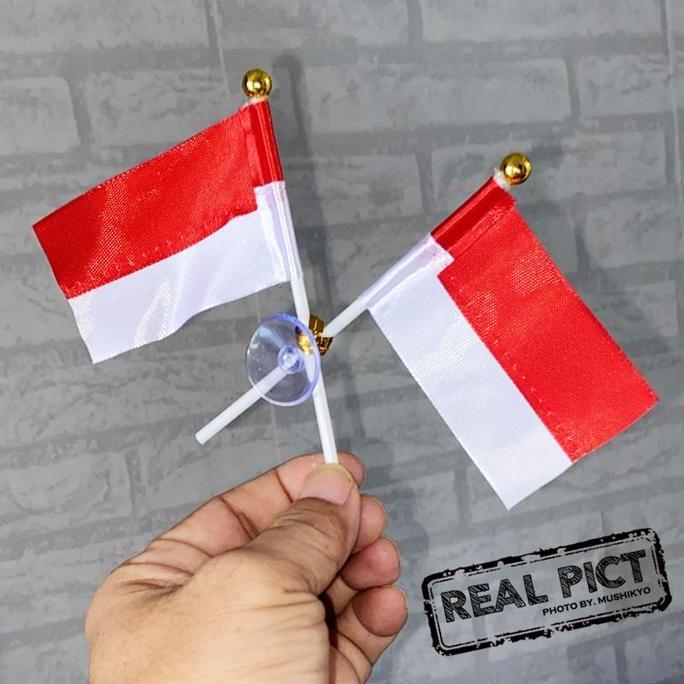 Bendera Indonesia tempel di Kaca Mobil