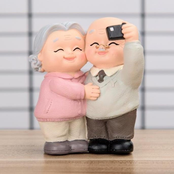 TERLARIS MINIATUR PAJANGAN BONEKA RESIN HIASAN PAJANGAN PATUNG SEPASANG KAKEK NENEK  KAKEK NENEK OPA