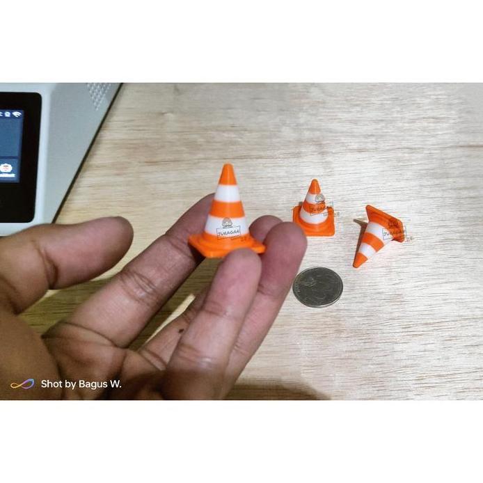 Maket Cone Jalan Raya Miniatur Diorama Kerucut Lalu Lintas 2 Warna