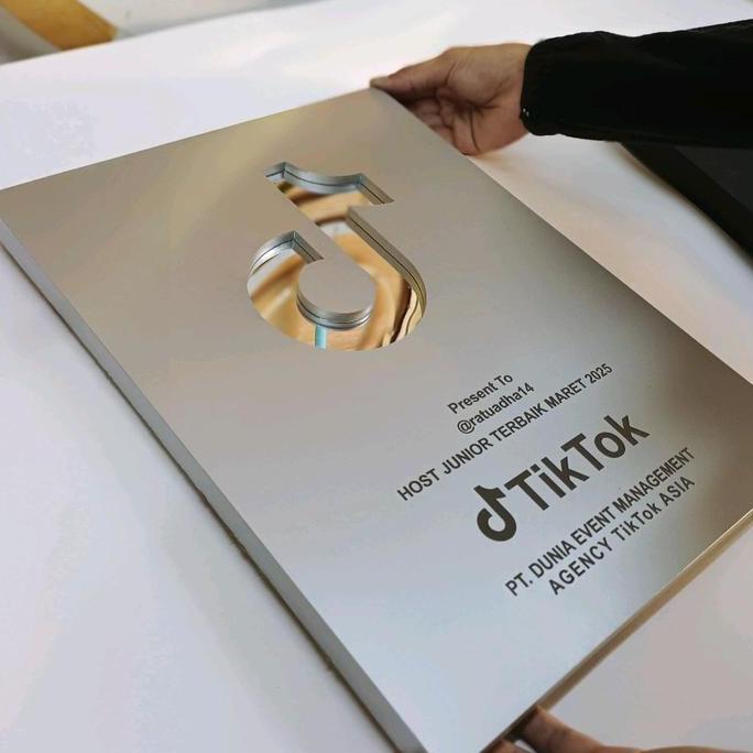 Hiasan dinding TIKTOK, SILVER PLAY BUTTON pajangan ruangan tengah rumah kamar ll decor