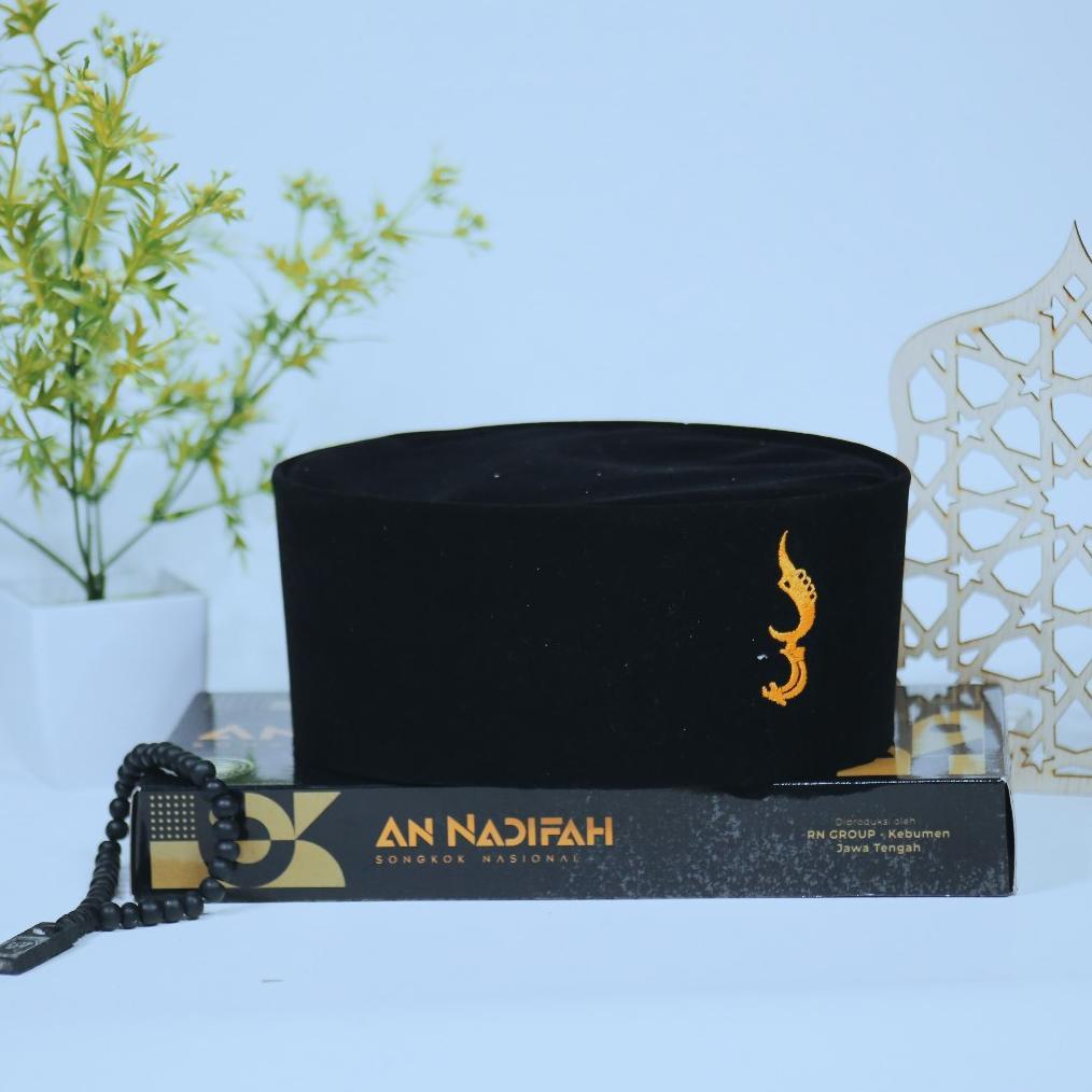 BEST DEALS SONGKOK HITAM PECI LOGO KUJANG PERAK DAN EMAS TINGGI NORMAL (9 CM) + ADA DUS SETIAP PECI