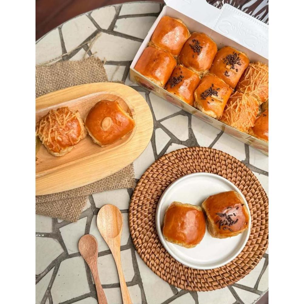 SayaSuka Pisang Bolen Premium Isi 10/Dus 4 rasa, Coklat, Keju, Durian, Tape Oleh-Oleh bandung Terlar