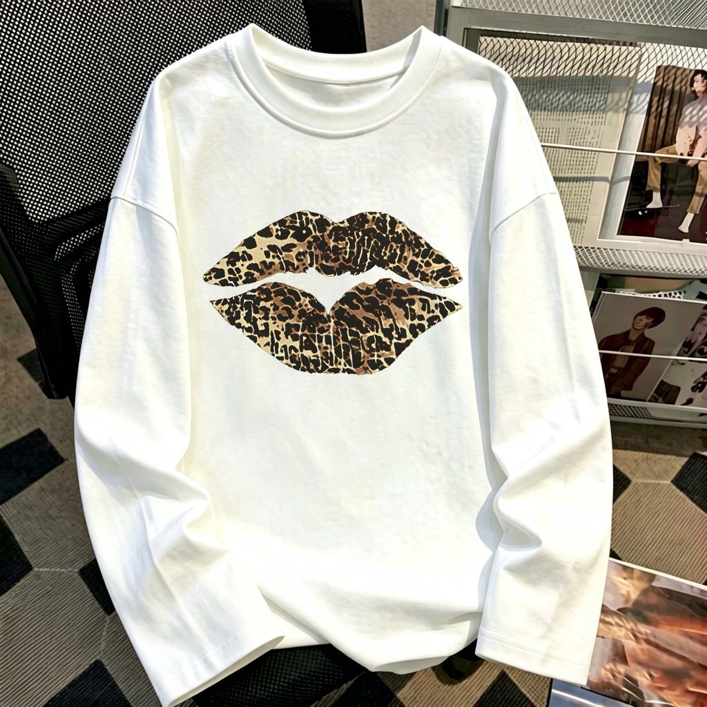 LEMARI.PUTRI Kaos Lengan Panjang Motif Bibir Leopard Y2K Motif Bibir Leopard Klasik Lengan panjang b