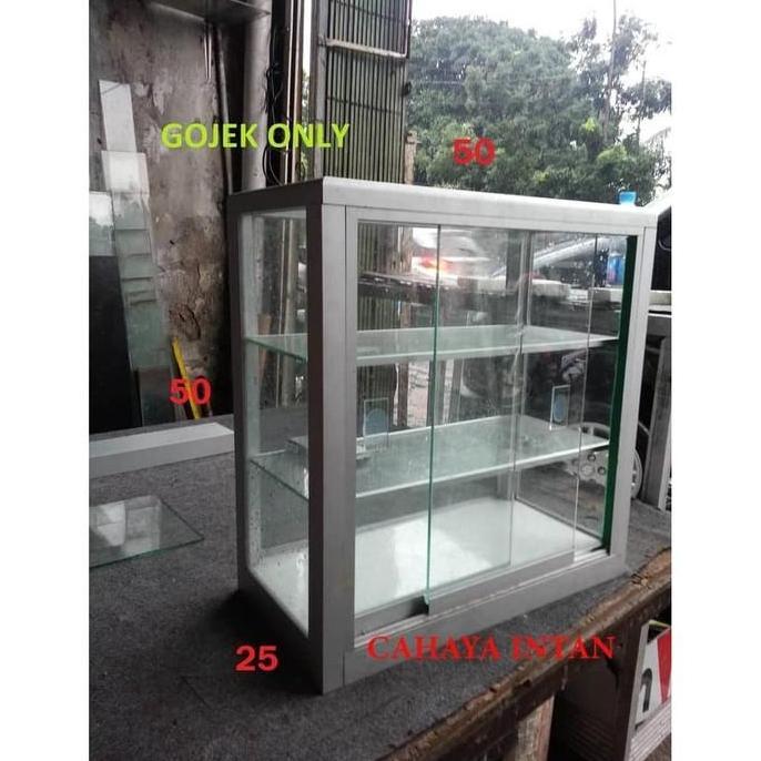 Etalase kaca ayam goreng, kentang goreng, warung makanan