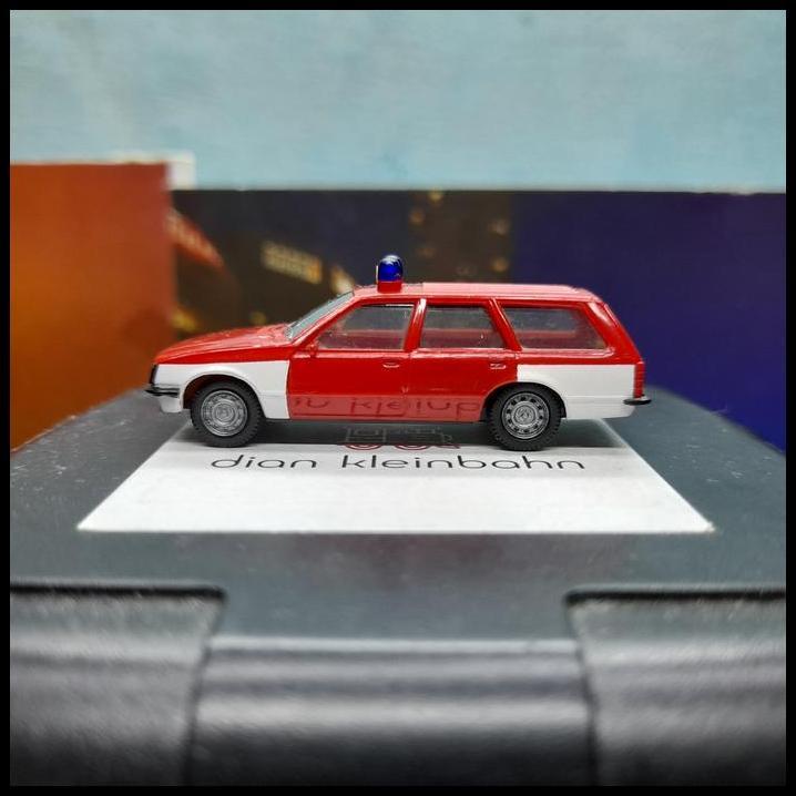 TERLARIS HERPA SKALA 1:87 - OPEL REKORD MERAH-PUTIH (HP193) 