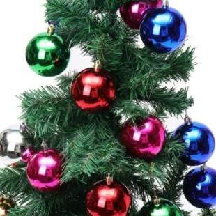 dekorasi pohon natal gantung bola bola warna warni