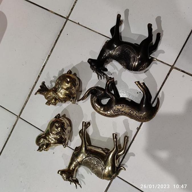 Kualitas terbaik] patung babi dan kambing logam kuningan