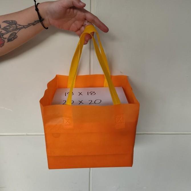 Tas spunbond kotak nasi / box nasi 22x22 20x20 18x18 / tas hajatan