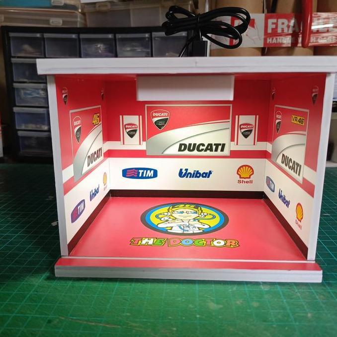 DIORAMA GARASI/PADDOCK Diecast 1/18 DUCATI 46 VALENTINO ROSSI (DIY=Kertas)