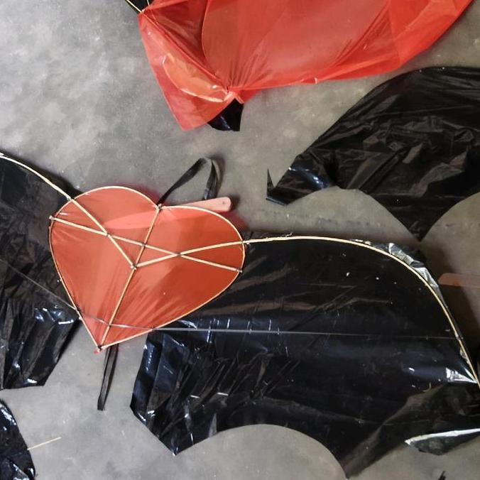 layangan love bersayap sudah tes terbang ukuran 125cm