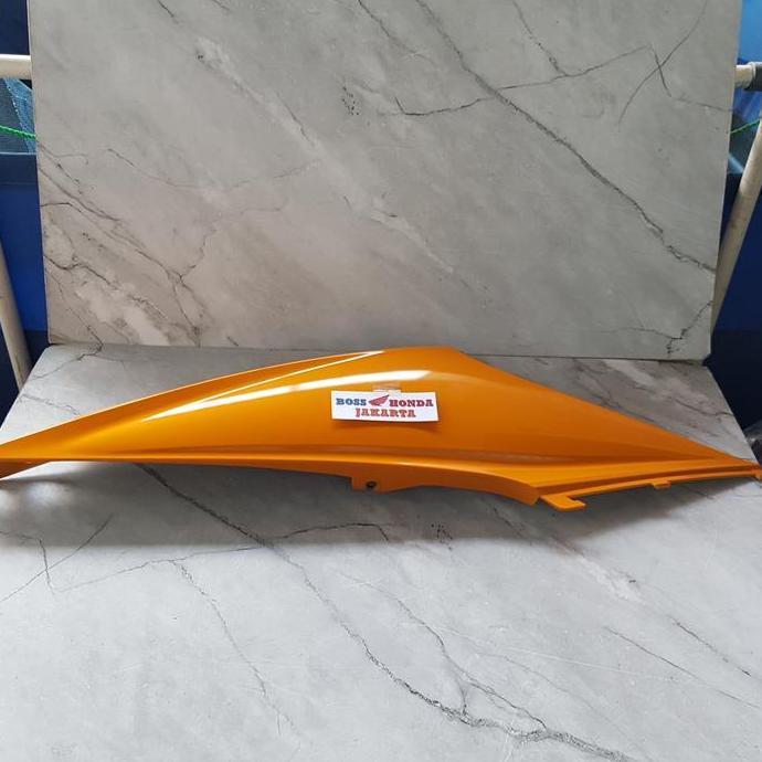 SPAREPART BEAT : 83500-KVY-960CBO COVER BODY BELAKANG SAMPING KANAN ORANGE BEAT KARBU ORI AHM