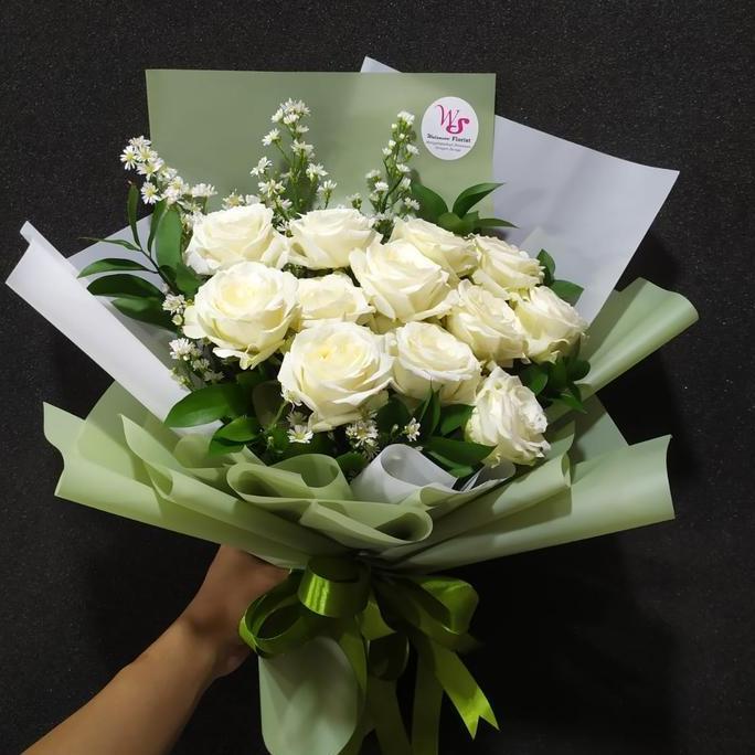hand bouquet mawar putih | mawar fresh | hijau putih