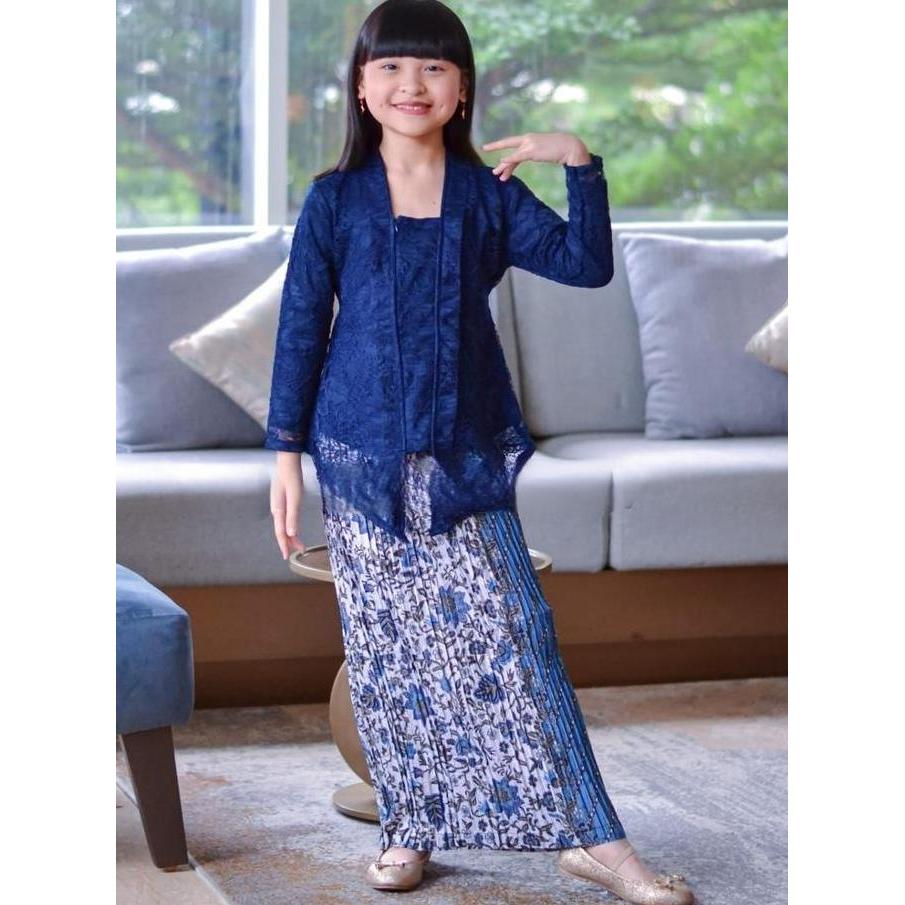 Setelan Kebaya Kutu Baru Wisuda Anak // Kebaya // Kebaya Kutu Baru // Kebaya Wisuda // Kebaya Modern