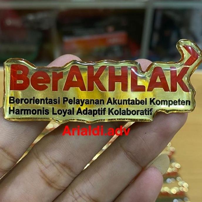 pin BerAKHLAK asn kuningan dilapis resin magnet pin berakhlak kuningan dilapis resin magnet