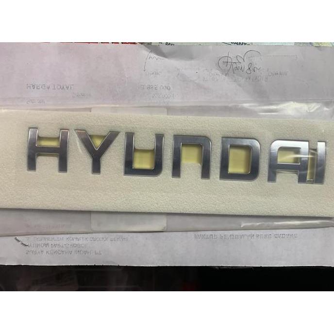 Emblem tulisan HYUNDAI mobil H1