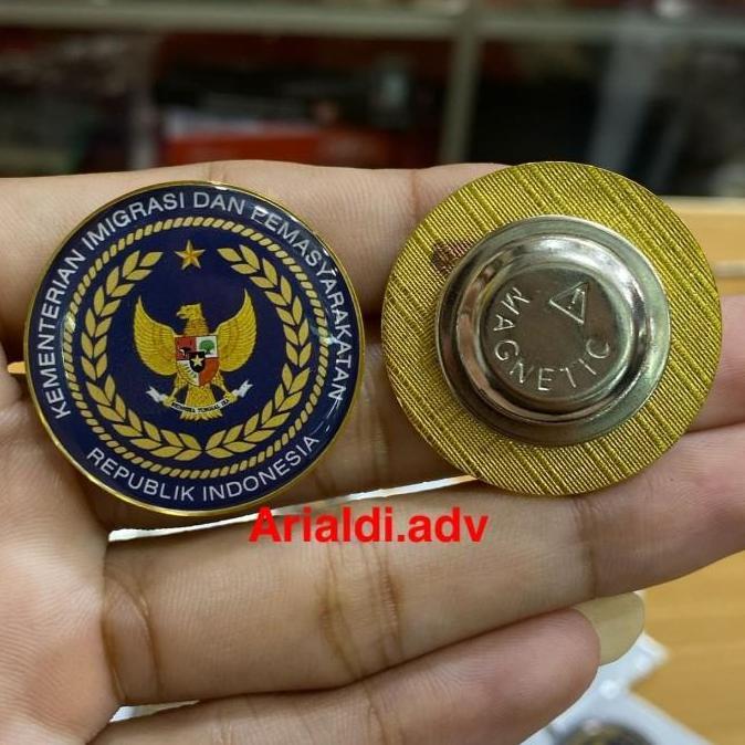 pin logo custom kuningan tebal dilapis resin magnet pin custom logo sendiri